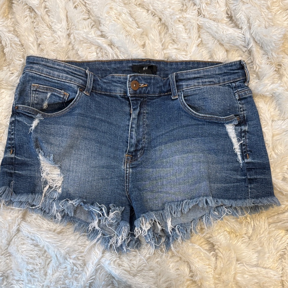 H&M women's mid-rise, distressed denim shorts with a frayed raw hem